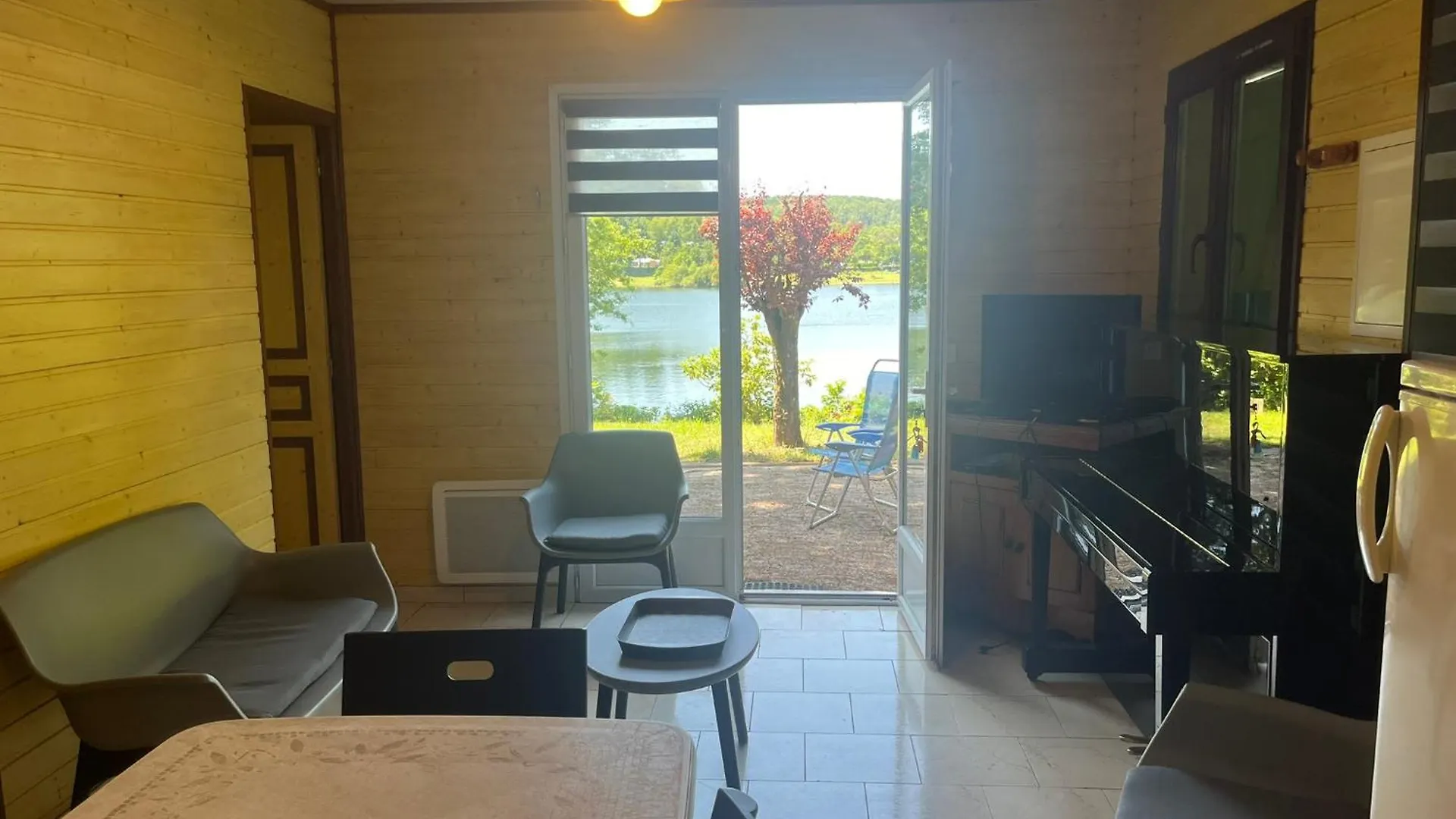 La Cabane Du Pecheur - 20 Min D'Aurillac - 2Ch - Les Pieds Dans Le Lac Lacapelle-Viescamp France