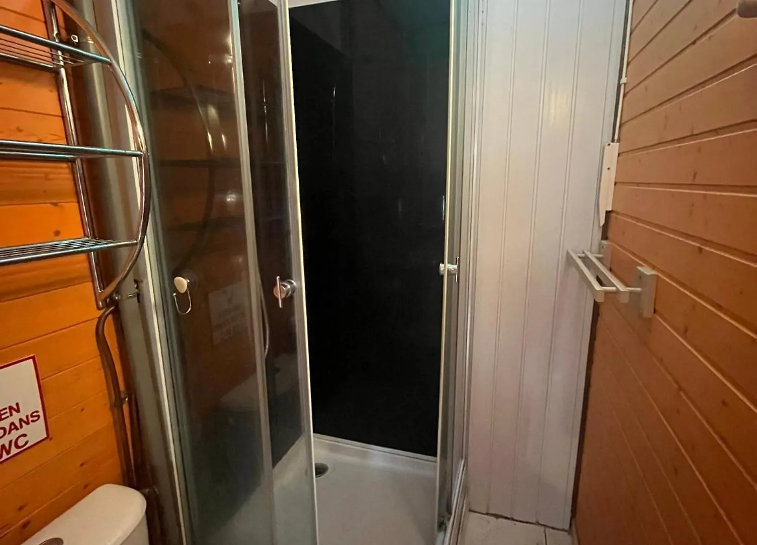 La Cabane Du Pecheur - 20 Min D'Aurillac - 2Ch - Les Pieds Dans Le Lac Lacapelle-Viescamp