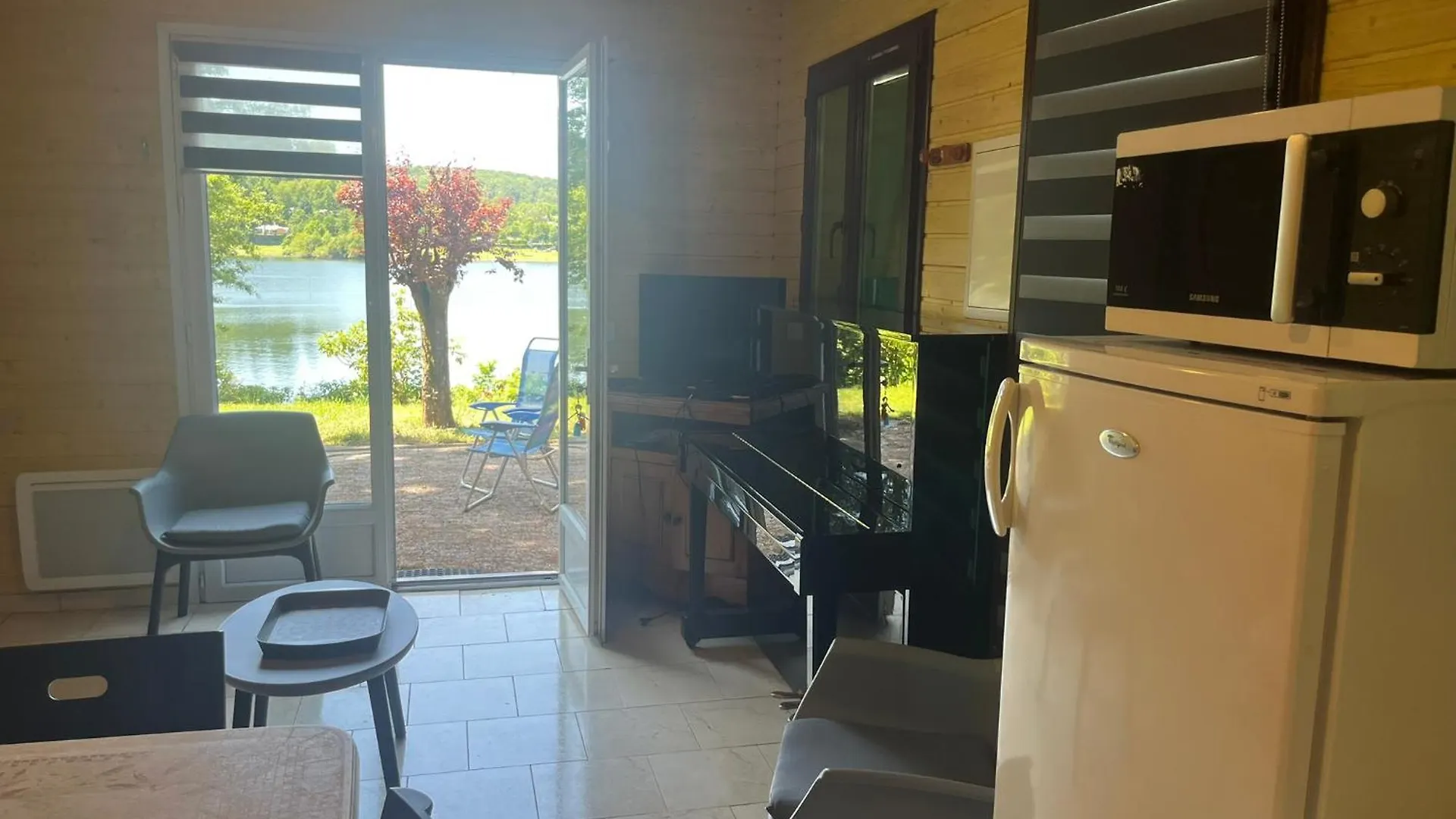 La Cabane Du Pecheur - 20 Min D'Aurillac - 2Ch - Les Pieds Dans Le Lac Lacapelle-Viescamp